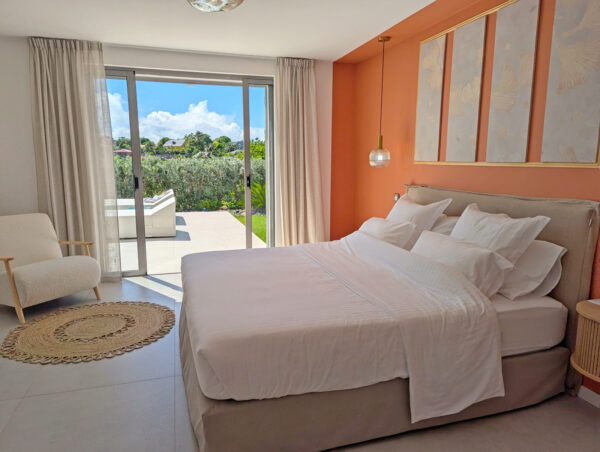 Chambre 1 de la villa Nateina Home au Gosier avec lit king size et décoration chaleureuse