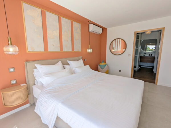 Chambre 1 de la villa Nateina Home – lit double et décoration élégante