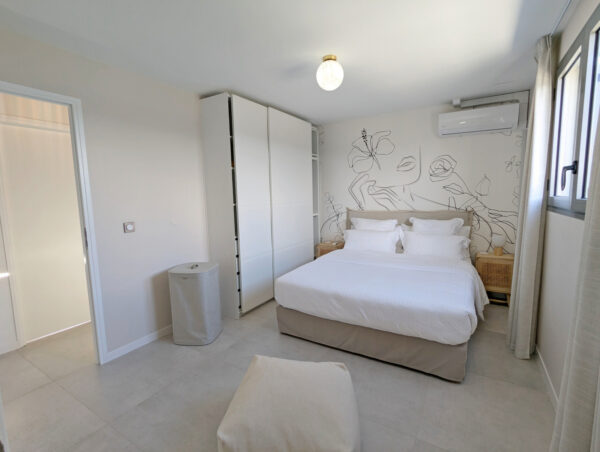 Chambre 3 de la villa Nateina Home au Gosier avec lit queen size et décoration moderne