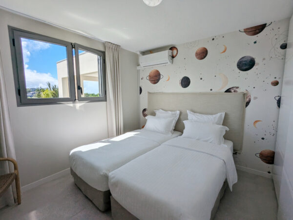 Chambre 4 avec lits modulables et décoration étoilée à la villa Nateina Home au Gosier