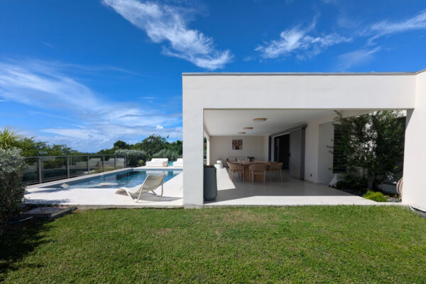 Jardin et extérieur de la villa Nateina Home au Gosier