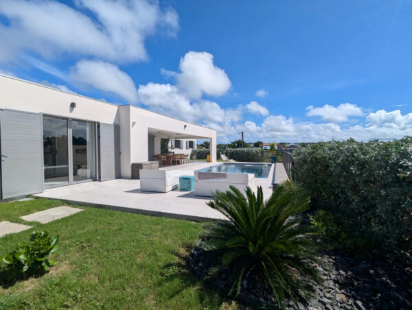 Jardin et extérieur de la villa Nateina Home au Gosier – espace verdoyant et accueillant