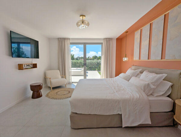 Chambre principale de la villa Nateina Home au Gosier donnant sur la terrasse