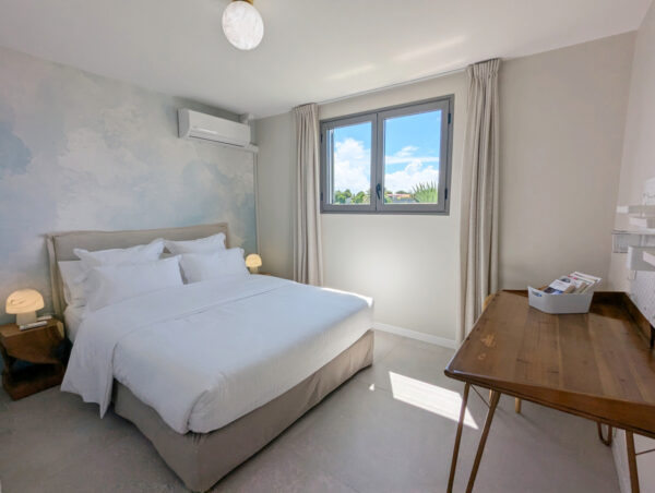 Chambre 2 de la villa Nateina Home au Gosier avec lit queen size et salle de bain privative