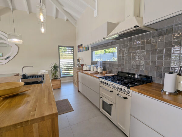 Cuisine moderne et entièrement équipée de la villa Nateina Home au Gosier