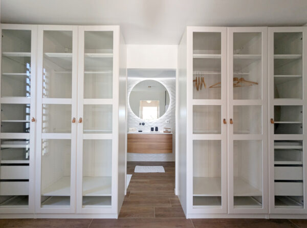 Penderie et espace de rangement dans la villa Nateina Home au Gosier