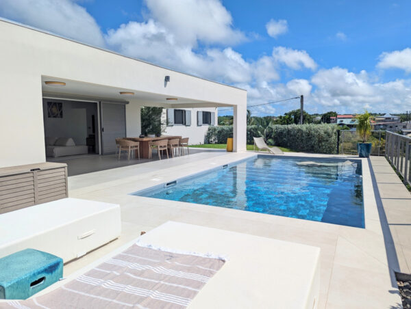 Piscine de la villa Nateina Home au Gosier avec transats et terrasse ensoleillée