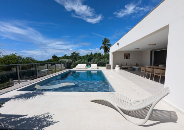 Piscine et transats de la villa Nateina Home au Gosier – détente et confort extérieur
