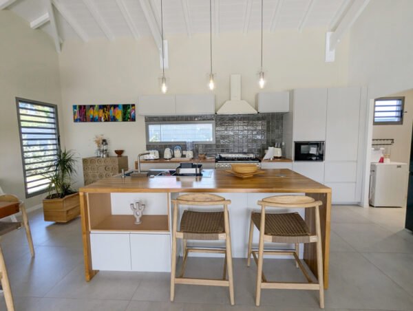 Salle à manger et cuisine de la villa Nateina Home au Gosier – espace moderne et convivial