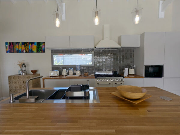 Salle à manger et cuisine entièrement équipée de la villa Nateina Home au Gosier