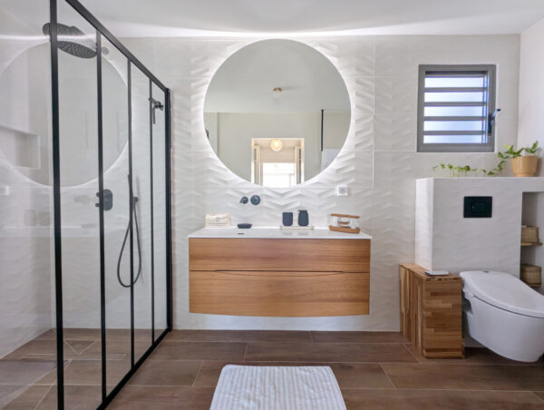 Salle de bain privative de la villa Nateina Home au Gosier avec douche moderne et équipements