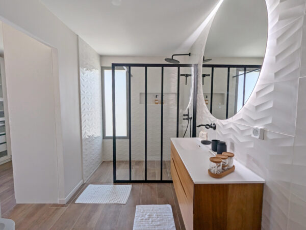 Salle de bain moderne et équipée de la villa Nateina Home au Gosier