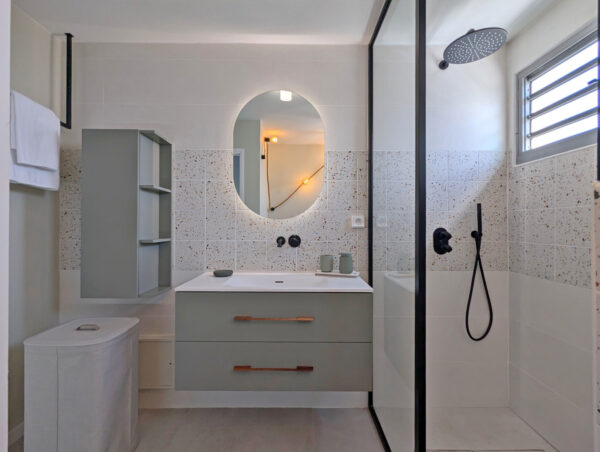 Salle de bain de la villa Nateina Home au Gosier avec douche moderne et design élégant