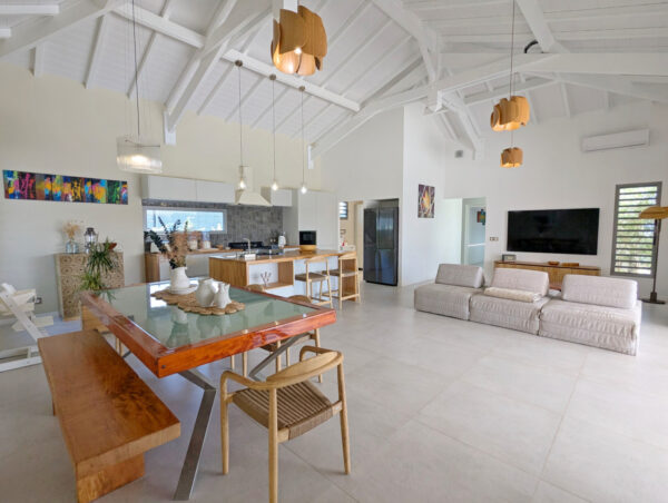 Salon confortable de la villa Nateina Home au Gosier – décoration moderne et cosy