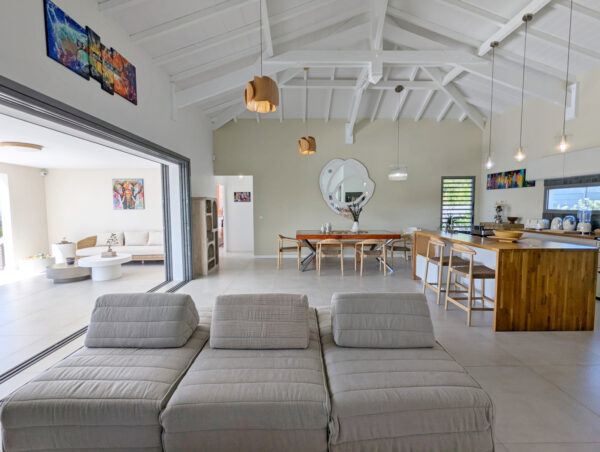 Canapé moderne et confortable dans le séjour de la villa Nateina Home au Gosier