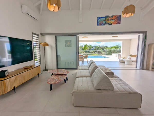 Séjour de la villa Nateina au Gosier – canapé confortable et intérieur moderne en Guadeloupe