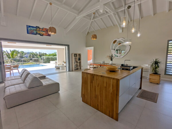 Séjour et salon lumineux avec canapé et décoration moderne à la villa Nateina Home au Gosier