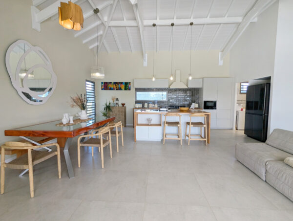 Séjour lumineux et confortable de la villa Nateina Home au Gosier