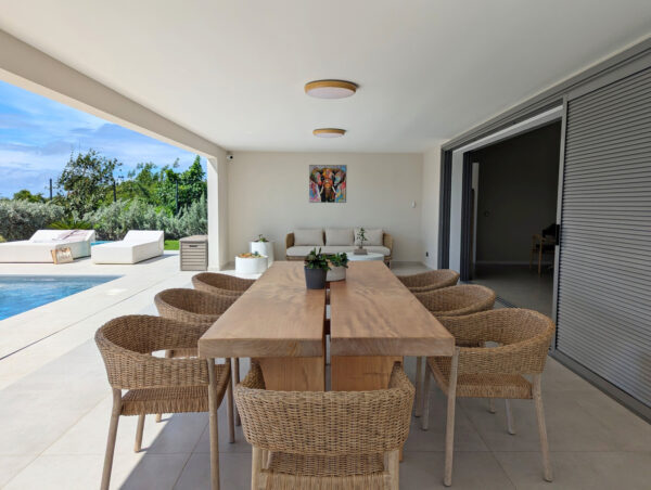 Table à manger sur la terrasse de la villa Nateina Home au Gosier