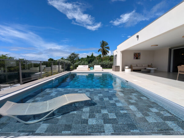 Terrasse et piscine de la villa Nateina Home au Gosier