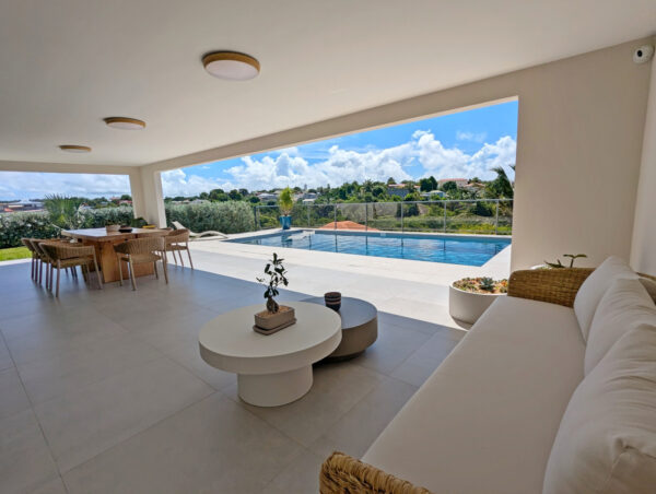 Salon extérieur et terrasse à la villa Nateina Home au Gosier