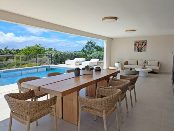 Terrasse avec table extérieure pour repas à la villa Nateina Home au Gosier